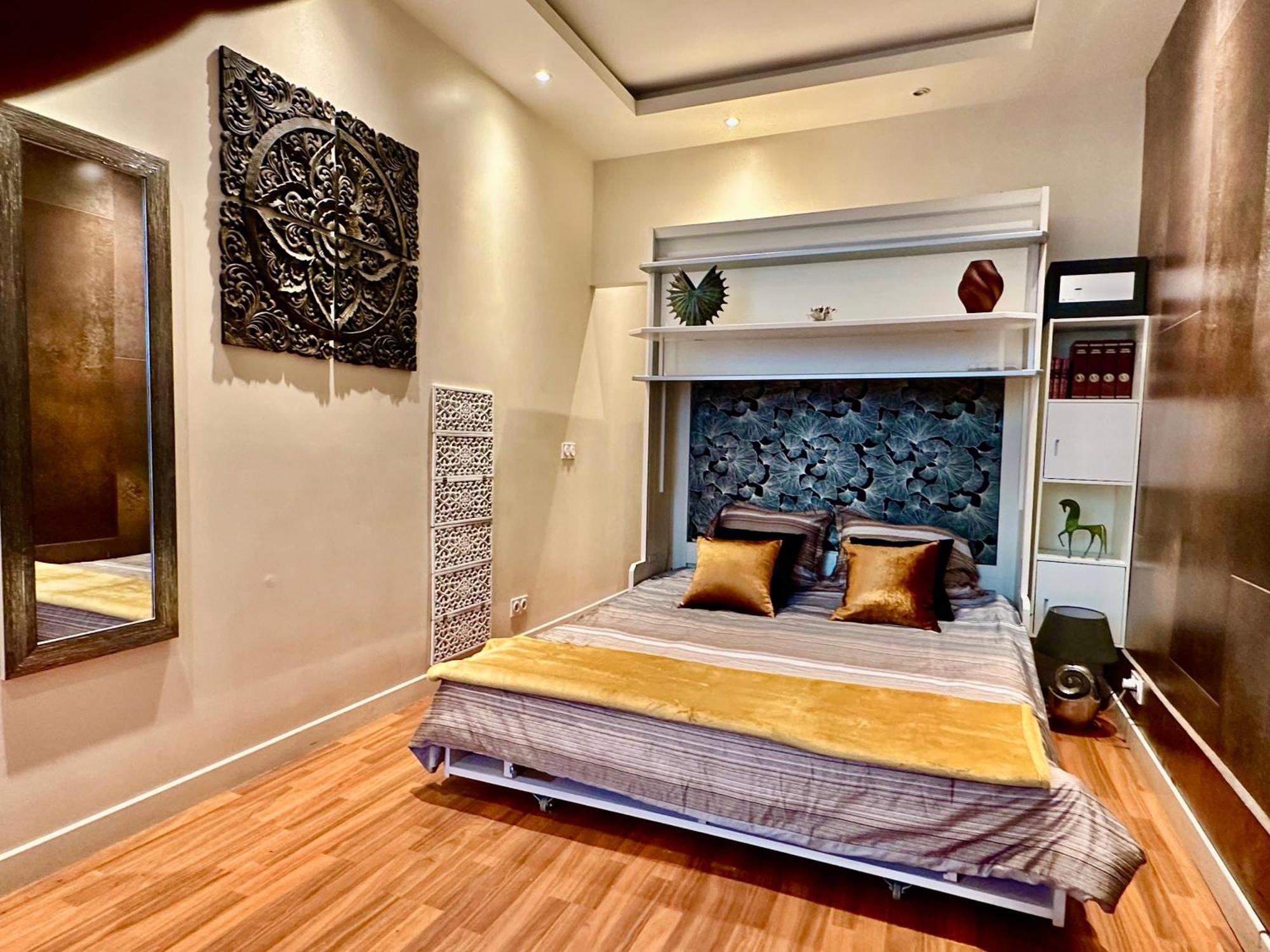 Louvre, Place Vendôme, Champs-élysées